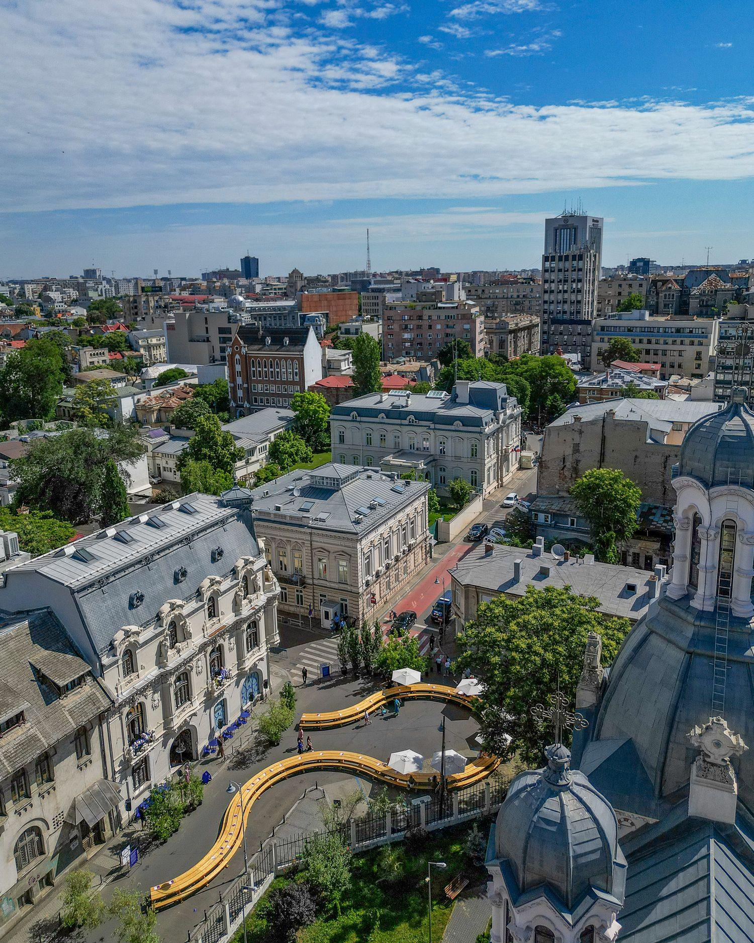 Vedere de sus asupra intersecției Christian Tell și Biserica Amzei, cu instalația Masa Nesfârșită desfășurată în mijlocul străzii